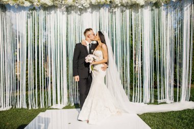 genç güzel düğün çifti gelin ve damat düğün töreninde standı