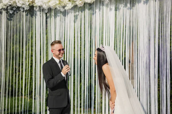 結婚式に新郎新婦の若い美しい結婚式のカップルが立ってください — ストック写真