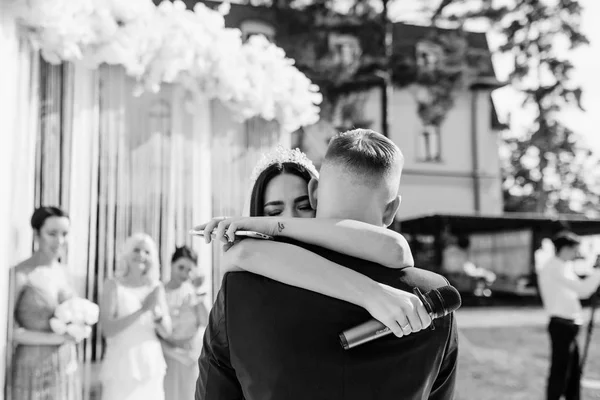 Jovem Casal Bonito Casamento Noiva Noivo Stand Uma Cerimônia Casamento — Fotografia de Stock