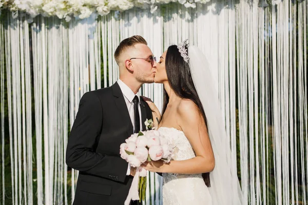 Jovem Casal Bonito Casamento Noiva Noivo Stand Uma Cerimônia Casamento — Fotografia de Stock