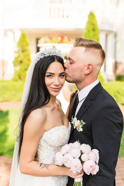 Jeune Beau Couple Mariage Mariée Marié Sont Debout Dans Parc — Photo