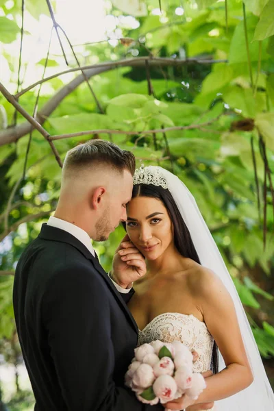 Unga Vackra Bröllop Par Bruden Och Brudgummen Står Parken Vid — Stockfoto