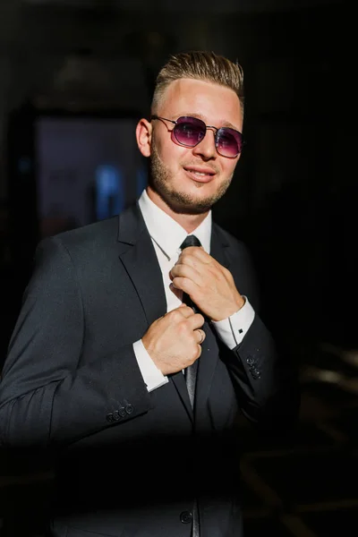 Retrato Jovem Homem Negócios Roupas Elegantes — Fotografia de Stock