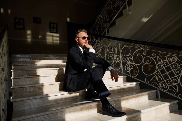 Retrato Joven Hombre Negocios Con Ropa Elegante — Foto de Stock