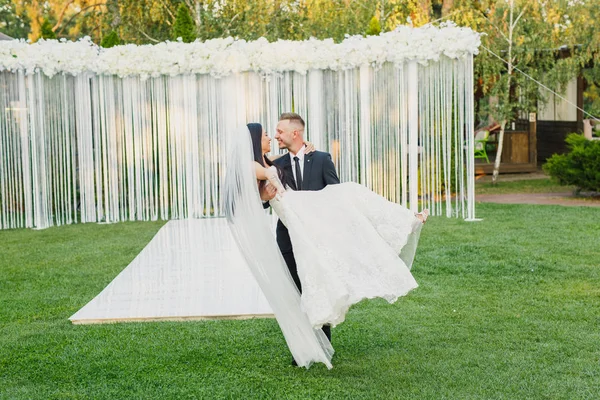 Jovem Noiva Casal Bonito Casamento Noivo Estão Parque Pôr Sol — Fotografia de Stock