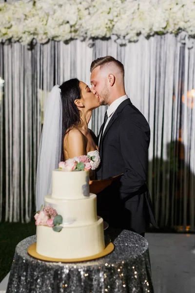 Junges Schönes Hochzeitspaar Schneidet Die Hochzeitstorte Und Hat Spaß — Stockfoto