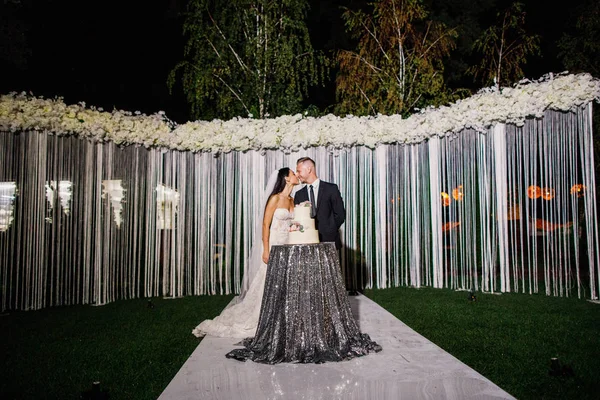 Joven Hermosa Boda Pareja Corta Pastel Boda Divertirse — Foto de Stock