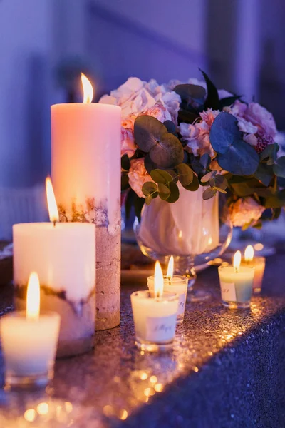 Όμορφα Κεριά Καίνε Πάνω Στο Τραπέζι — Φωτογραφία Αρχείου