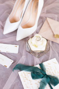 Alyans ile yüksek topuklu ayakkabılar, mektup ve zarf