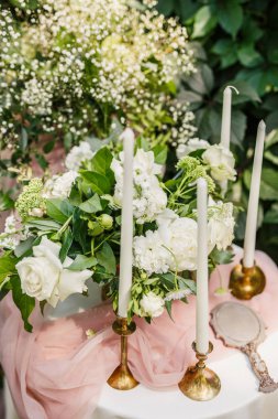 ayna ve mum çiçek tablo ile dekore edilmiş