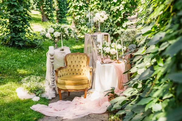 Poltrona Vintage Cercado Por Mesas Decoradas Com Velas Flores Cena — Fotografia de Stock