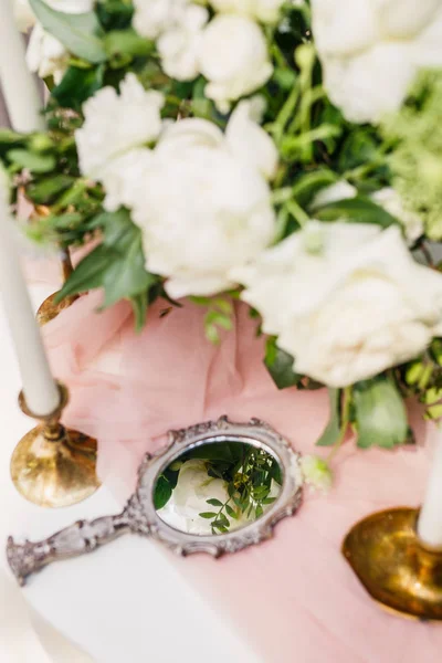 ミラーやキャンドルで飾られて花テーブル — ストック写真