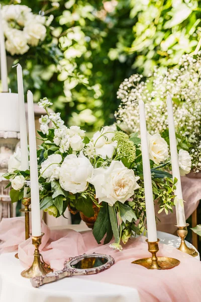 Espelho Velas Decorado Com Mesa Flores — Fotografia de Stock