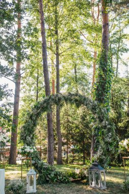 çiçek döşenmiş daire arch ile candlelights doğal sahnesinde