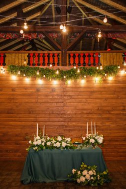 ahşap zemin üzerine mumlar ile dekore edilmiş ön görünüm tablo