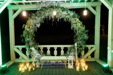 mumlar ve koltuk ile dekoratif çiçek kemer