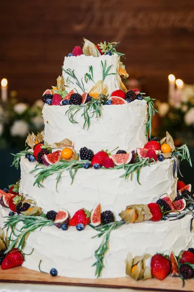 Gâteau Mariage Décoré Avec Des Fruits Des Baies — Photo