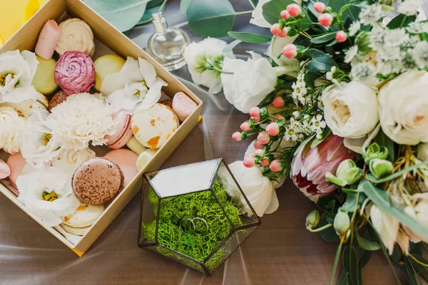 Anéis Casamento Tigela Vidro Com Musgo Caixa Sobremesas Flores — Fotografia de Stock