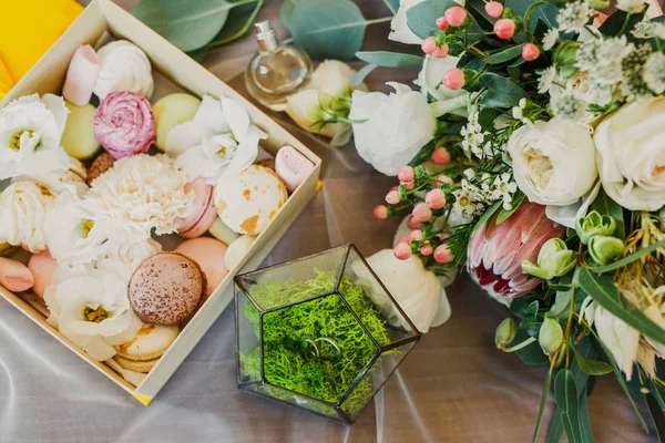 Anéis Casamento Tigela Vidro Com Musgo Caixa Sobremesas Flores — Fotografia de Stock