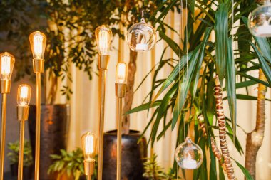 çeşitli ışıklı lambalar, düğün süslemeleri