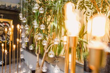 çeşitli ışıklı lambalar, düğün süslemeleri