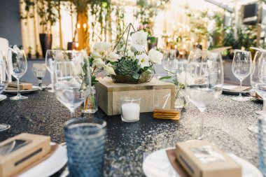 şenlikli düğün süslemeleri ile hizmet tablo