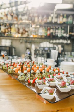düğün büfesi masasında çeşitli mezeler