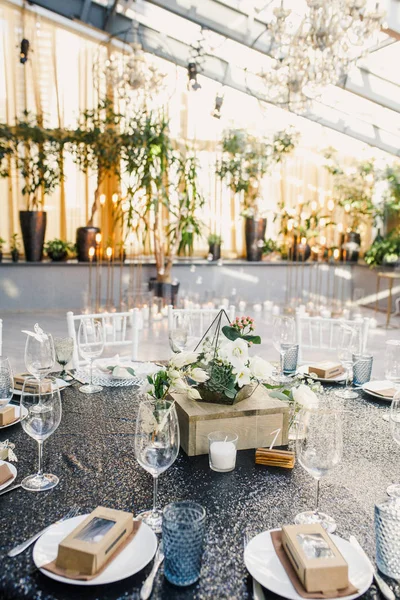 Mesa Servida Com Decorações Festivas Casamento — Fotografia de Stock