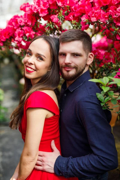 Young Beautiful Couple Girl Red Dress Man Blue Shirt Stand — 스톡 사진