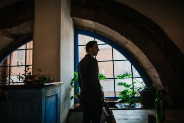 Şehirdeki genç adam.