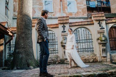 Şehirde yürüyen bir çift.