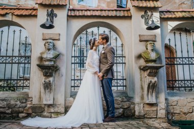 Şehirde yürüyen bir çift.