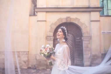 Gelinlik içinde güzel bir gelin