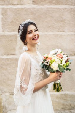 Bir buket çiçekli güzel gelin