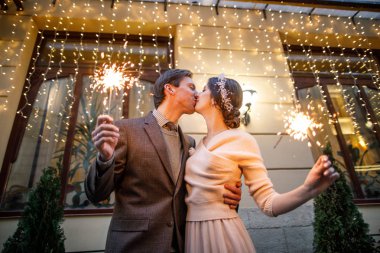 Mutlu çift düğün günü aşık olur. 