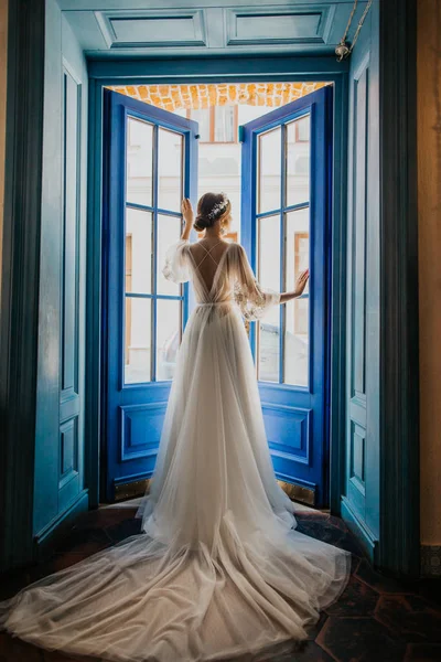 Красивая Невеста Белом Платье Позирует Студии — стоковое фото