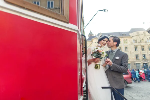 Bruiloft Paar Verliefd Achtergrond Van Het Oude Kasteel — Stockfoto