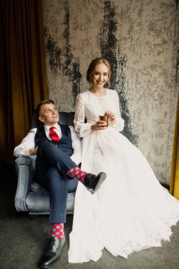 Gelin ve damat gelinlik içinde