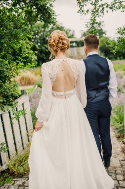 Parkta yürüyen güzel bir çift.