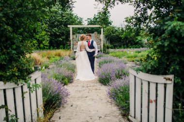 Parkta yürüyen bir çift.