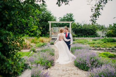 Parkta yürüyen bir çift.