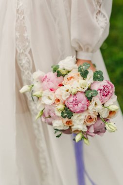 onu düğün buketi tutan gelinin kırpılmış çekim