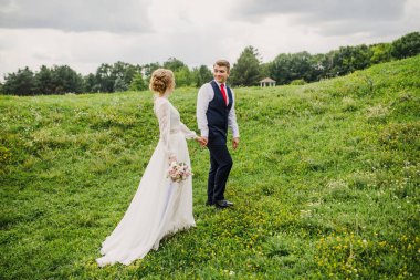 Sahada yürüyen bir çift.