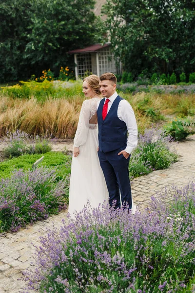 Hochzeitspaar Spaziert Park — Stockfoto