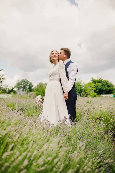 Couple Mariage Marchant Dans Parc — Photo