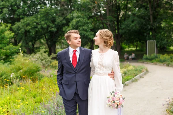 Casal Casamento Apaixonado — Fotografia de Stock