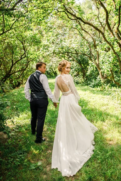 Couple Mariage Marche Dans Parc — Photo