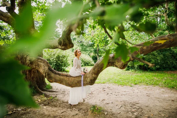 Mooie Bruid Witte Jurk Poseren Park — Stockfoto