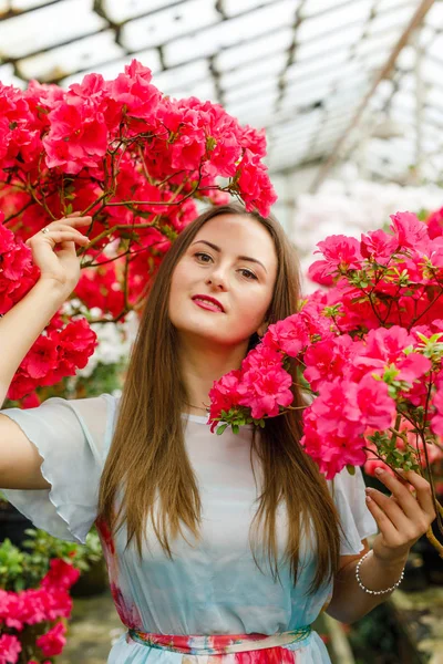 Mooie Jonge Vrouw Een Krans Van Bloemen — Stockfoto