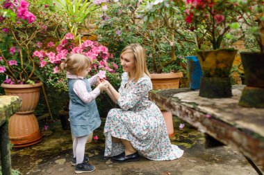 Anne ve kızı bahçede oynuyorlar.